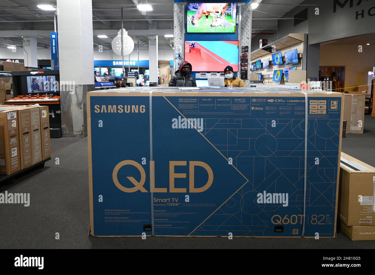 „Black Friday“-Käufer vergleichen am frühen Morgen die Preise auf Großbildfernsehern bei einem Best Buy-Elektronikhändler im Stadtteil Queens von New York City, NY, 26. November 2021. Der Black Friday gilt als der erste Urlaubstag und als der Tag, an dem die Kunden die besten Angebote erhalten können. (Foto von Anthony Behar/Sipa USA) Stockfoto