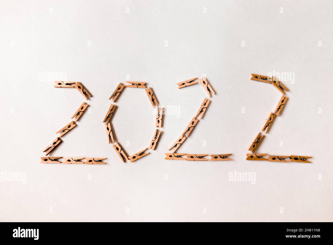 Die Nummer 2022 besteht aus kleinen Wäscheklammern auf weißem Hintergrund. Stockfoto