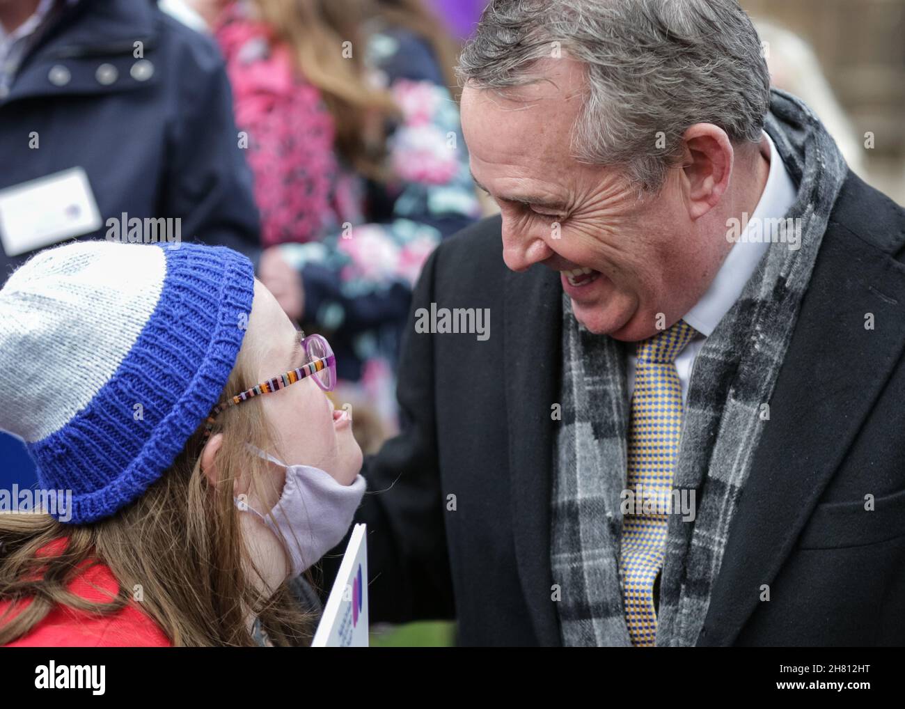 Westminster, London, Großbritannien, 26th. November 2021. Dr. Liam Fox, ehemaliger Staatssekretär für Verteidigung, feiert gemeinsam mit Aktivisten der National Down Syndrom Policy Group die erste Hürde im Parlament. Aktivisten außerhalb des Parlaments unterstützen den von Liam Fox eingeführten Down-Syndrom-Gesetzentwurf, der heute im Parlament seine Lesung aus dem Jahr 2nd hat und diese Hürde heute beseitigt hat, nachdem die Regierung ihre Unterstützung für die Gesetzesüberstellung angekündigt hatte. Der Gesetzentwurf soll neue Leitlinien für öffentliche Einrichtungen festlegen, um die Bedürfnisse von Menschen mit Down-Syndrom besser zu erfüllen. Stockfoto