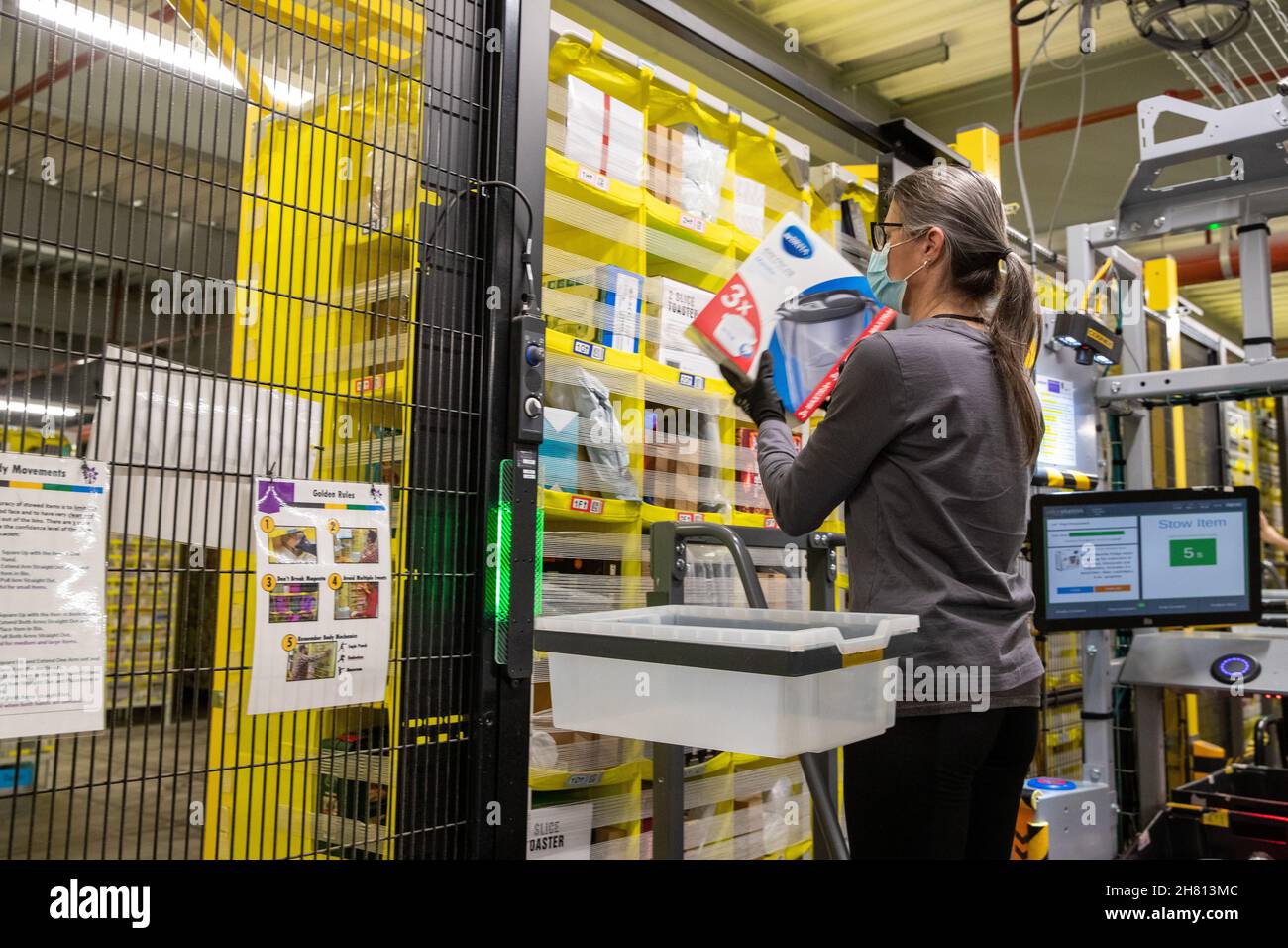 Bild vom 2021. November zeigt das Amazon Versandzentrum in Kegworth,  Leicestershire Mitarbeiter und ROBOTER bei Amazon arbeiten rund um die Uhr,  um sich auf einen Ansturm von Black Friday Bestellungen in dieser