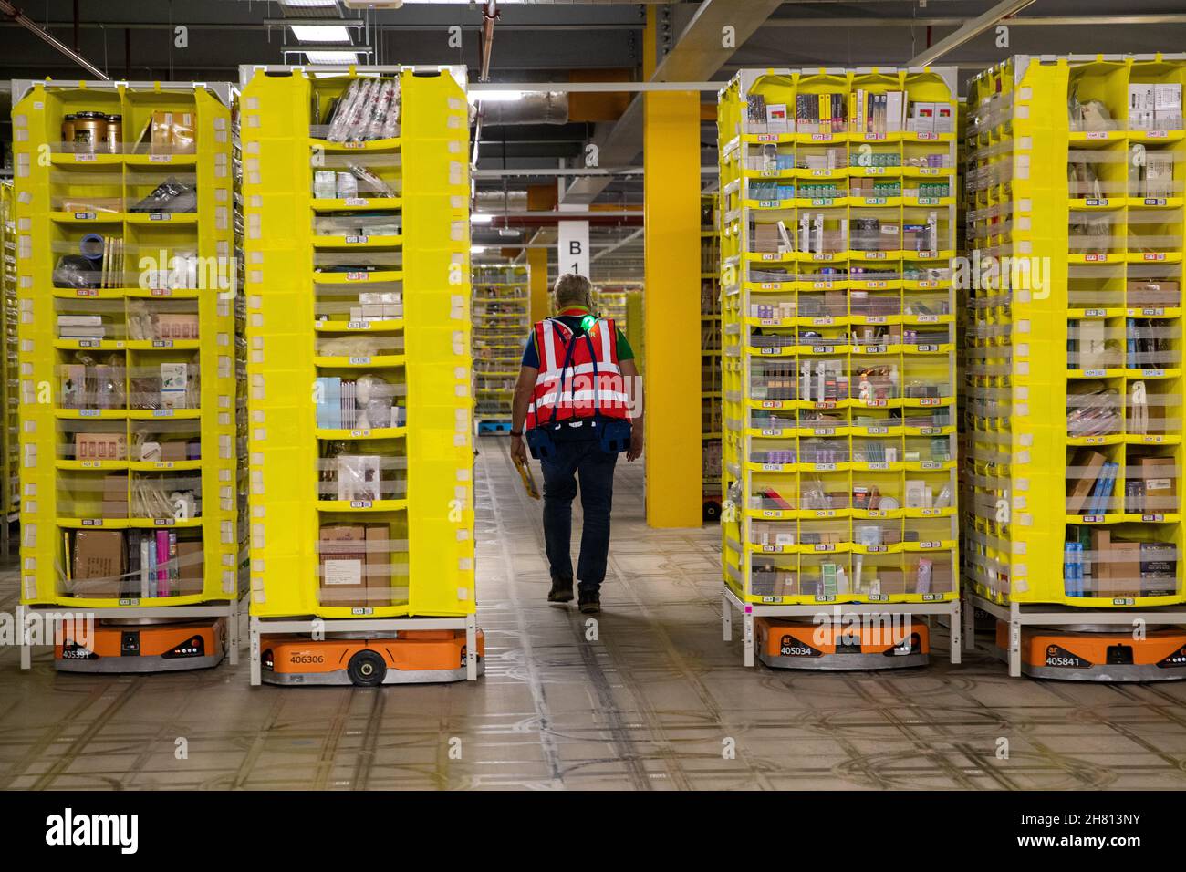 Bild vom 2021. November zeigt das Amazon Versandzentrum in Kegworth,  Leicestershire Mitarbeiter und ROBOTER bei Amazon arbeiten rund um die Uhr,  um sich auf einen Ansturm von Black Friday Bestellungen in dieser