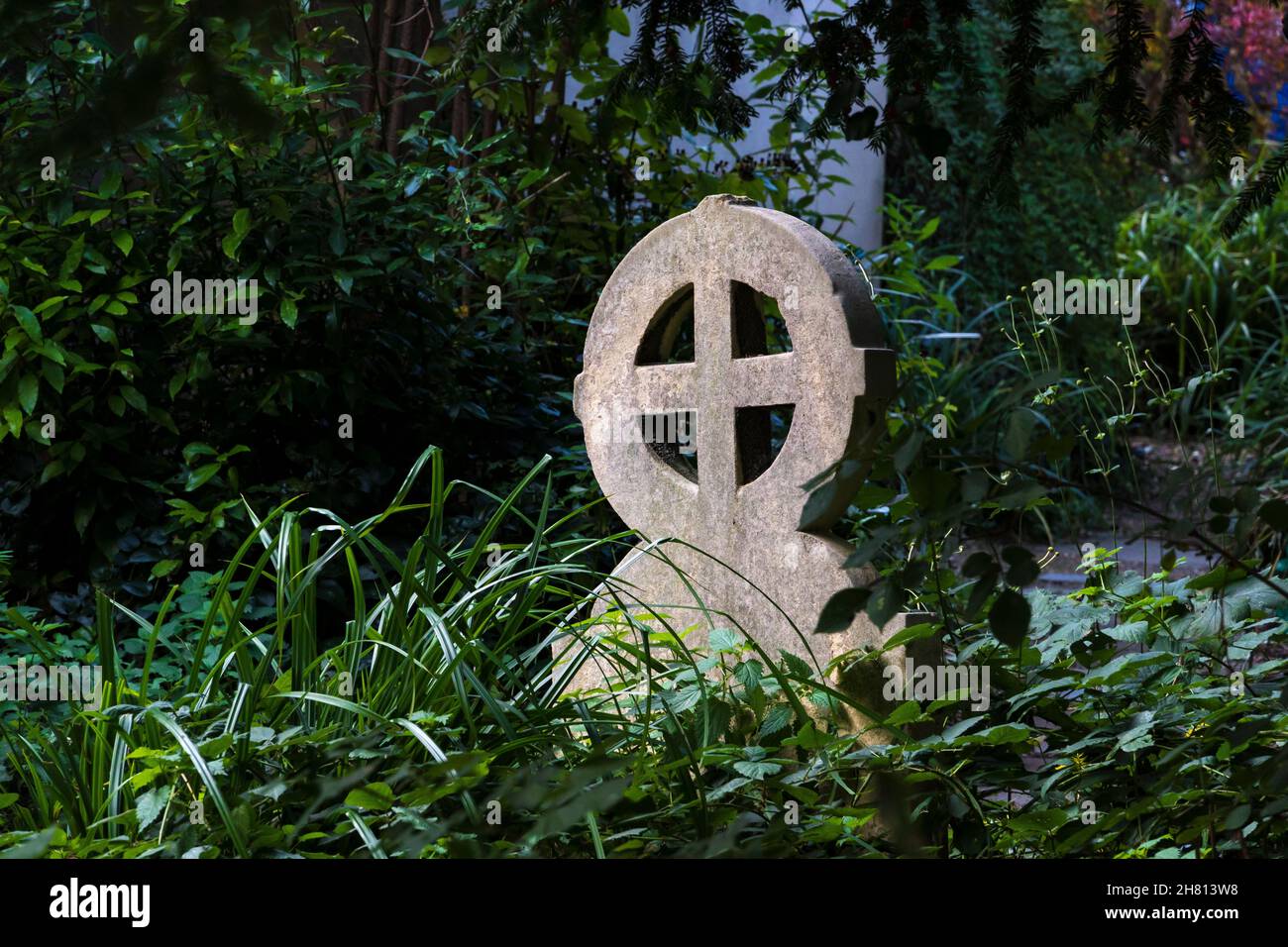 Oben auf dem Grabstein St Edward King & Martyr C of E Church Graveyard Cambridge Cambridgeshire 2021 Stockfoto