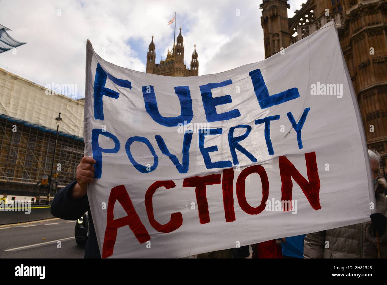 London, Großbritannien. 26th. November 2021. Wintertode protestieren am Parliament Square in Westminster. London Regional National Pensioners Convention (NPC) mit Fuel Poverty Action Protest am Tag der Ankündigung der Zahl der zusätzlichen Todesfälle älterer Menschen aufgrund kältebedingter Erkrankungen. Die Demonstranten kritisieren das Versagen der Regierung, Todesfälle durch Kraftstoffarmut zu verhindern. Quelle: Thomas Krych/Alamy Live News Stockfoto