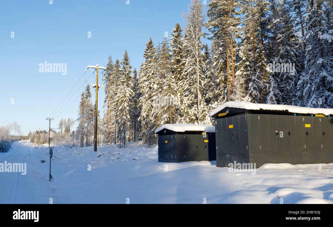 Neue europäische Umspannwerke für Stromwandler im Wald bei Winter, Finnland Stockfoto