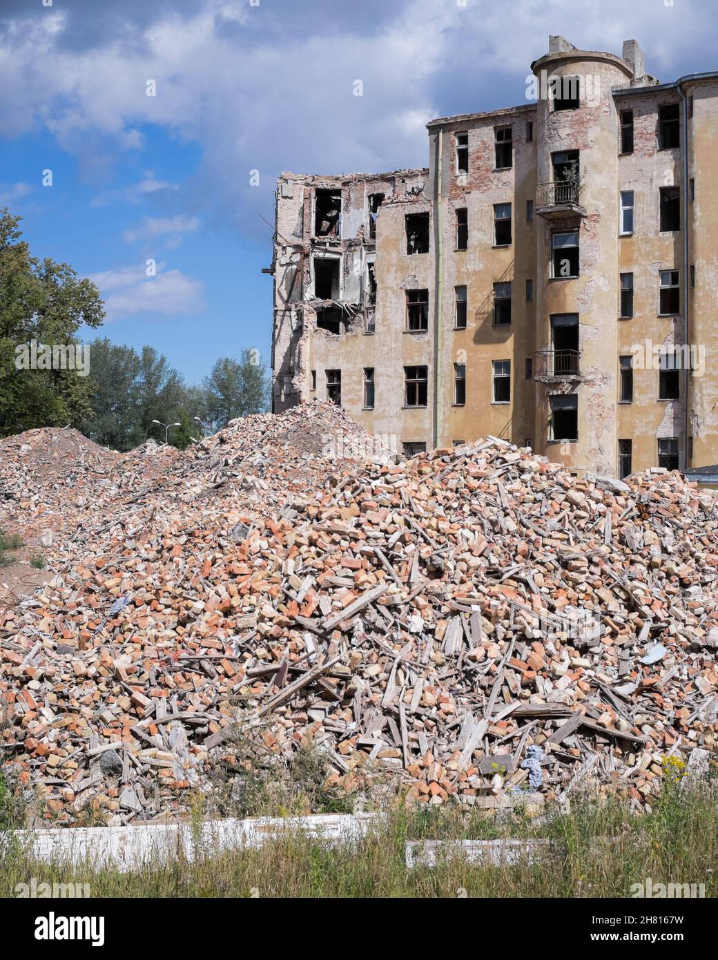 Ein altes Gebäude vor dem Abriss mit einem Schutthaufen im Vordergrund von Riga Stockfoto