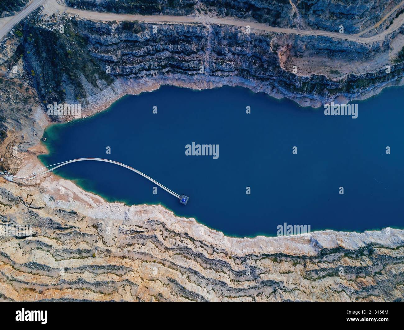 Verlassene Kalksteinbrüche mit See am Boden. Stockfoto