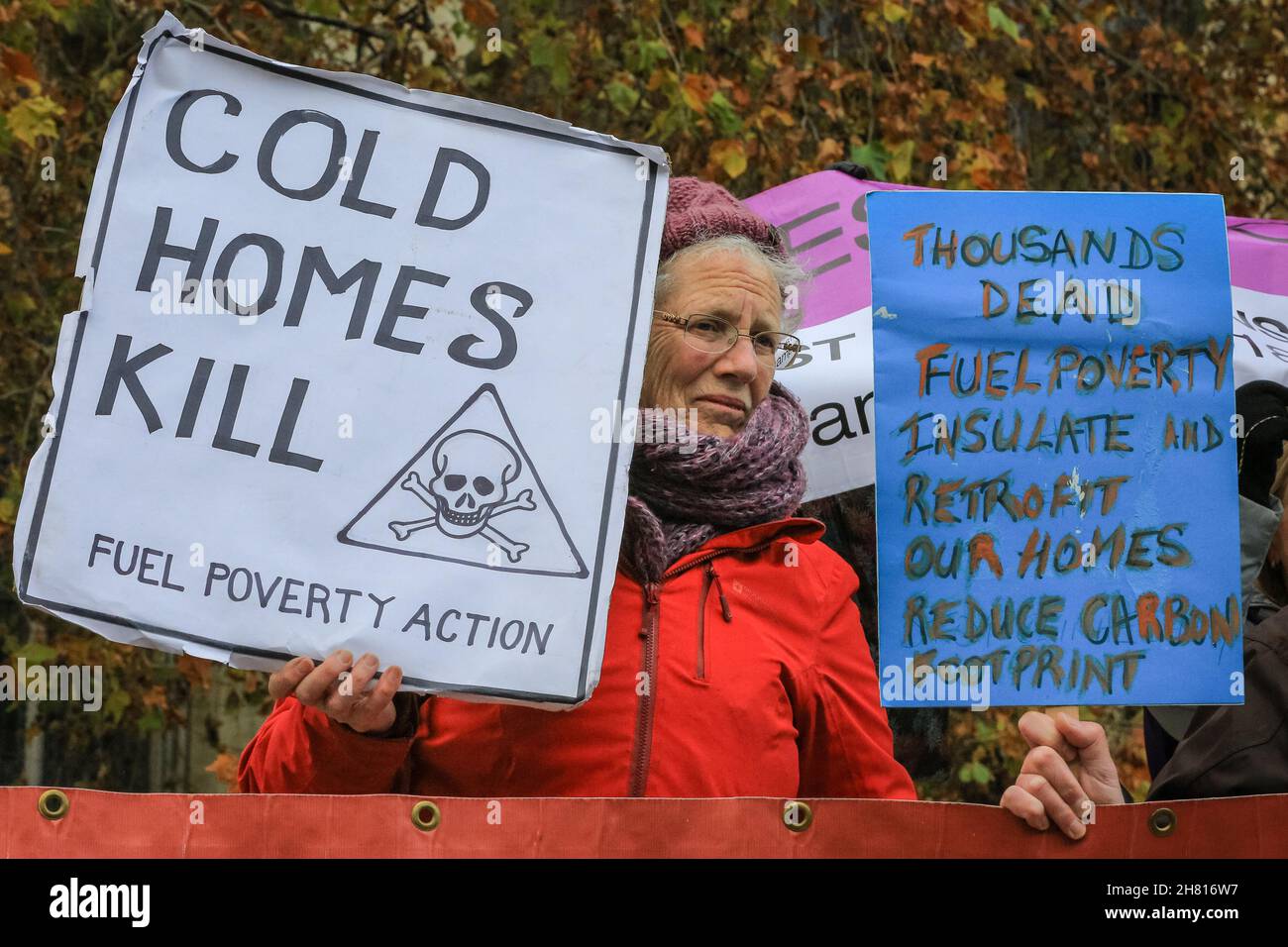 Westminster, London, Großbritannien. 26th. November 2021. Aktivisten in einer Demonstration zur Tötung von Pensionsarmut, einschließlich der National Pensioners Convention (NPC), protestieren bei einem marsch vom Old Palace Yard zur Downing Street in Westminster gegen Themen rund um die Benzinarmut von Rentnern und Dreifachrenten. Zu den geladenen Rednern gehören Lord Prem Sikka und Ruth London von Fuel Poverty Action. Kredit: Imageplotter/Alamy Live Nachrichten Stockfoto