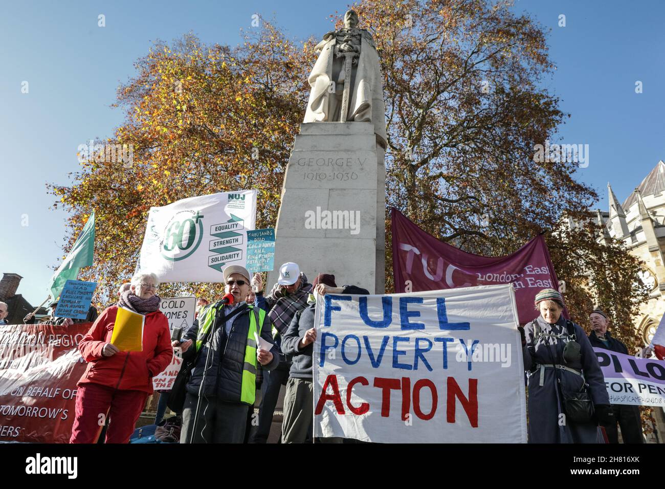 Westminster, London, Großbritannien. 26th. November 2021. Aktivisten in einer Demonstration zur Tötung von Pensionsarmut, einschließlich der National Pensioners Convention (NPC), protestieren bei einem marsch vom Old Palace Yard zur Downing Street in Westminster gegen Themen rund um die Benzinarmut von Rentnern und Dreifachrenten. Zu den geladenen Rednern gehören Lord Prem Sikka und Ruth London von Fuel Poverty Action. Kredit: Imageplotter/Alamy Live Nachrichten Stockfoto