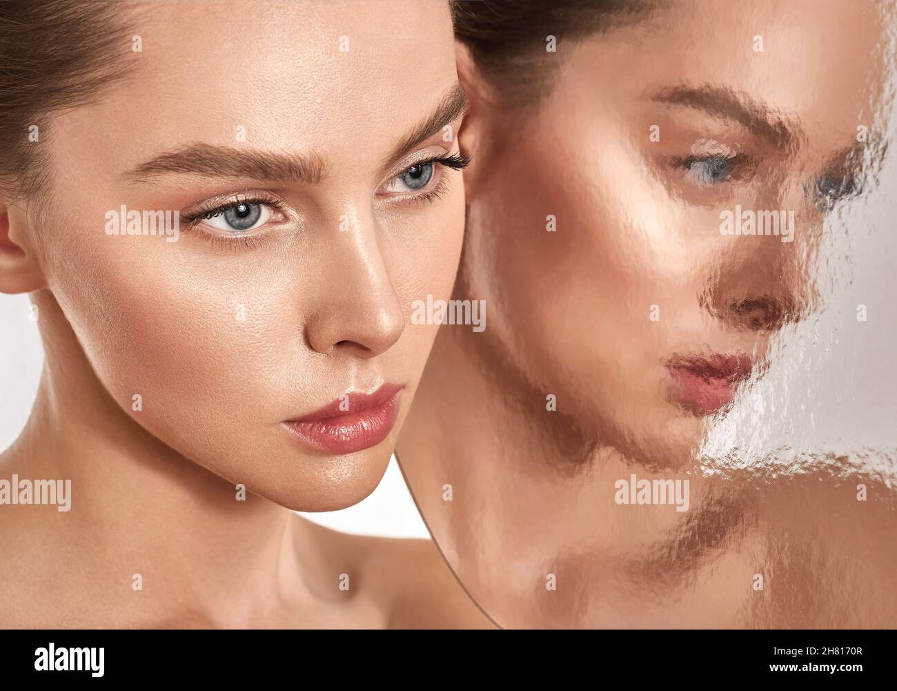 Beauty-Porträt. Frau mit perfekter und glänzender Haut. Konzept-Hautpflege und ästhetische Kosmetologie Stockfoto