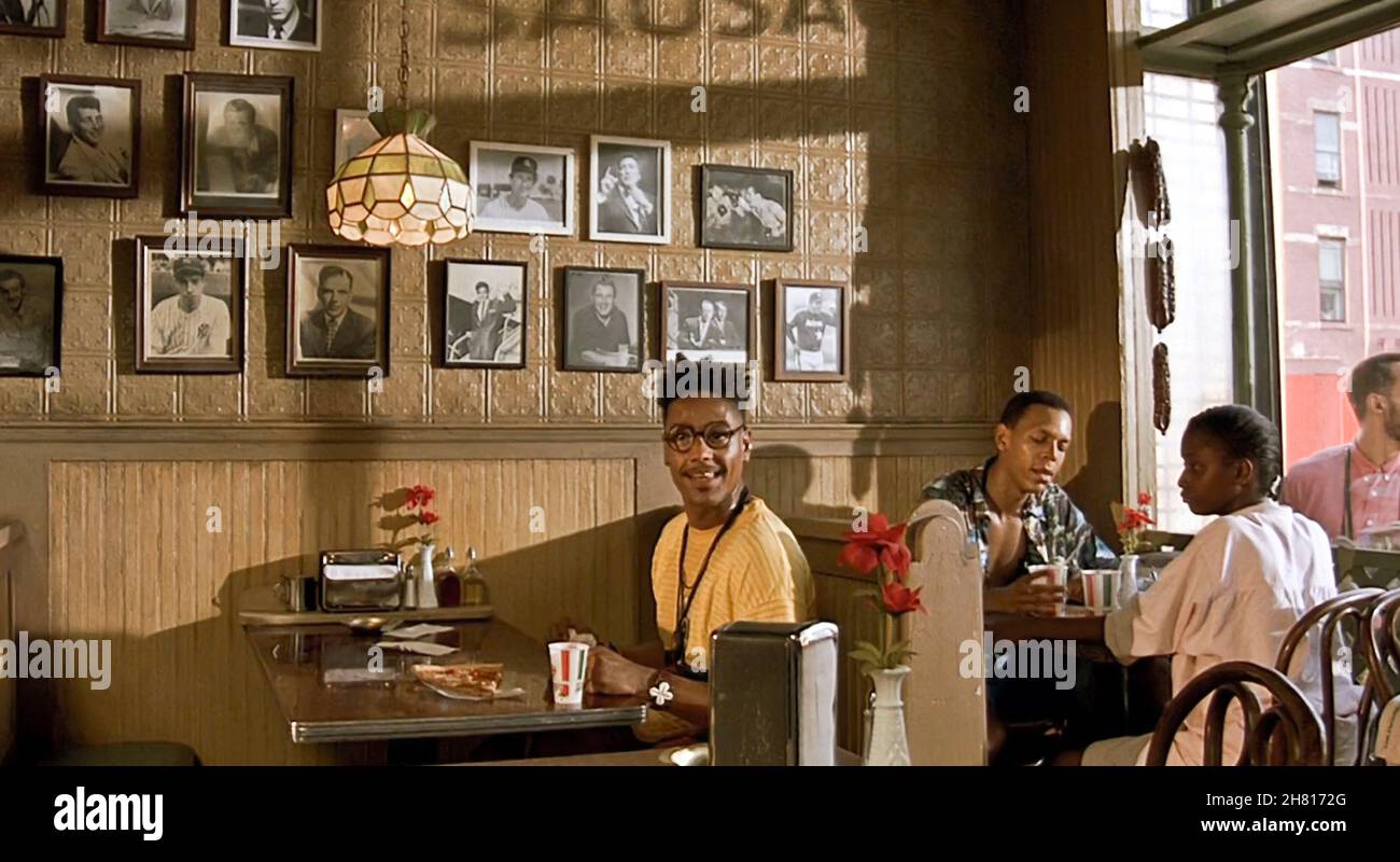 USA. Giancarlo Esposito in einer Szene aus dem (C)Universal Picturfilm : Do the Right Thing (1989) . HANDLUNG: Am heißesten Tag des Jahres auf einer Straße im Bedford-Stuyvesant-Viertel von Brooklyn, schwelgt der Hass und die Bigotterie aller und baut sich auf, bis sie in Gewalt explodiert. Ref: LMK110-J7582-121121 geliefert von LMKMEDIA. Nur Redaktionell. Landmark Media ist nicht der Urheberrechtsinhaber dieser Film- oder TV-Standbilder, bietet aber nur einen Service für anerkannte Medien an. pictures@lmkmedia.com Stockfoto