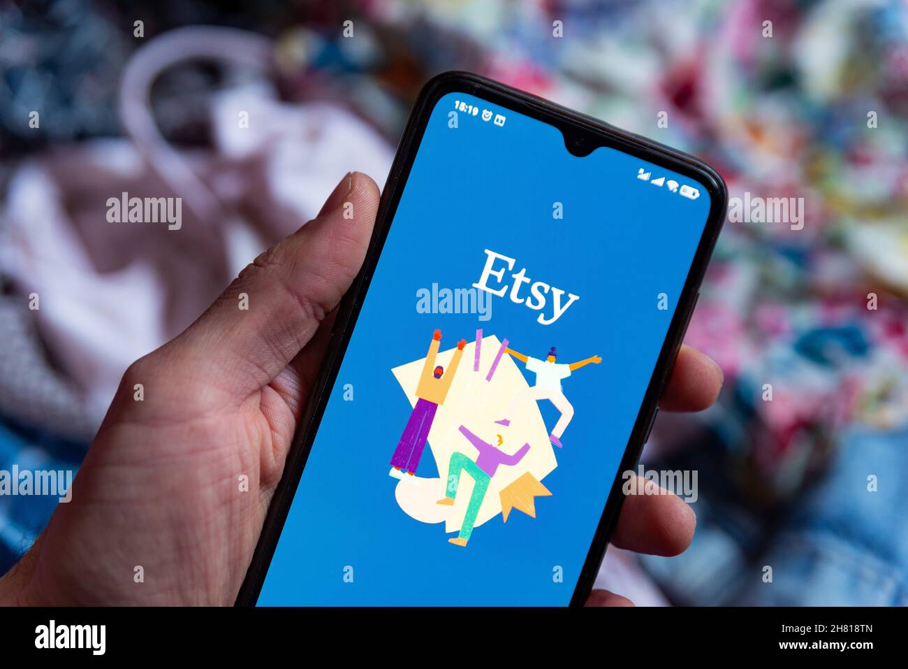 Spanien. 26th. November 2021. Das Logo der mobilen App Etsy aus zweiter Hand ist am 26. November 2021 auf dem Bildschirm eines Mobiltelefons in Barcelona, Spanien, zu sehen. Online-Shopping ist unter den Millennials sehr beliebt und wächst vor allem in der Modebranche stetig (Foto: Davide Bonaldo/Sipa USA) Quelle: SIPA USA/Alamy Live News Stockfoto