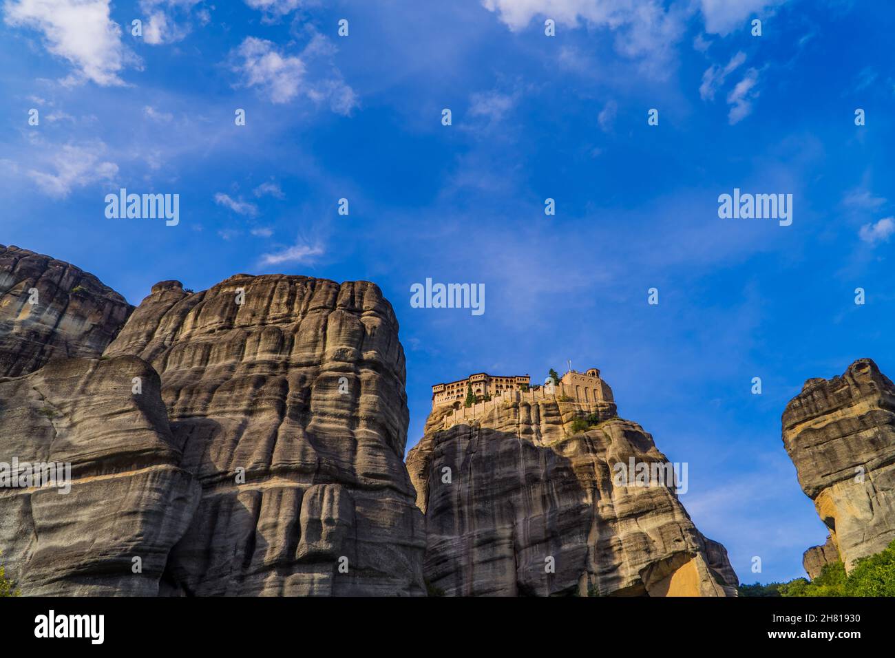 Panoramablick auf den Sonnenuntergang des Heiligen Klosters von Varlaam in Meteora, Thessalien, Griechenland, erbaut auf einzigartigen Felsformationen Stockfoto