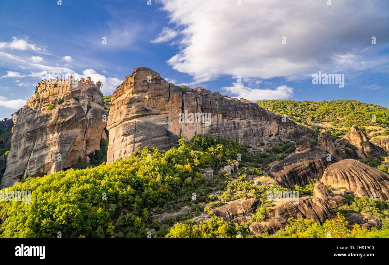 Panoramablick auf den Sonnenuntergang des Heiligen Klosters von Varlaam in Meteora, Thessalien, Griechenland, erbaut auf einzigartigen Felsformationen Stockfoto