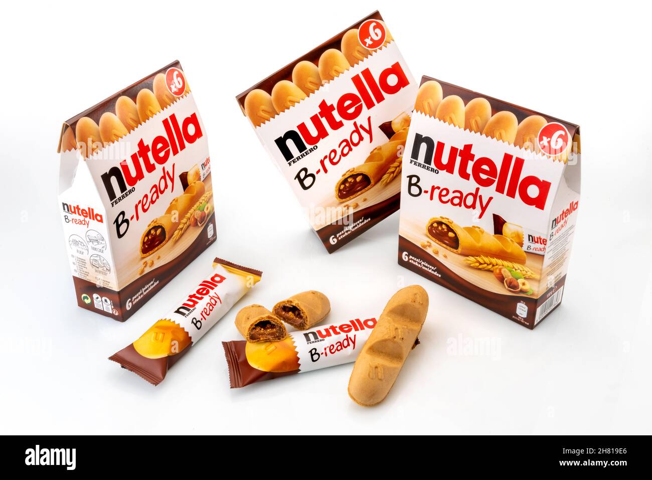Alba, Italien - 25. November 2021: Nutella B-ready Ferrero - Waffel gefüllt  mit Nutella, Schokolade und Haselnusscreme, Packung mit sechs Keksen,  Waffelschnitt Stockfotografie - Alamy