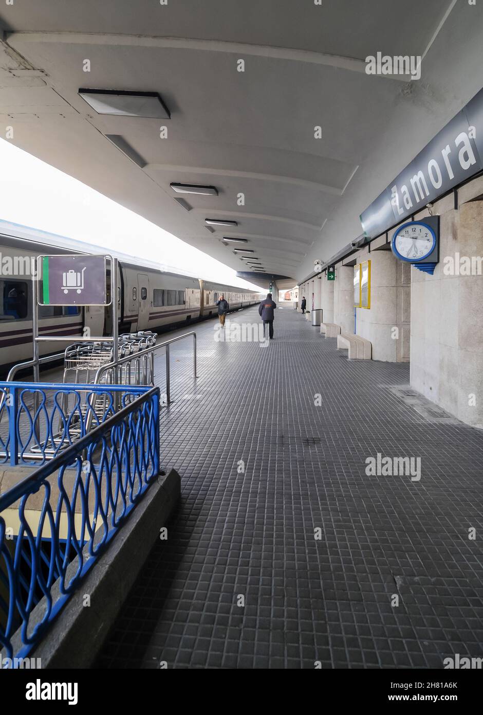 Bahnsteig am Bahnhof Zamora, wo der Renfe-Zug nach Galizien wegen des Sturms auf dem Vía de la Plata in Zamora, Spanien, angehalten hat. Stockfoto
