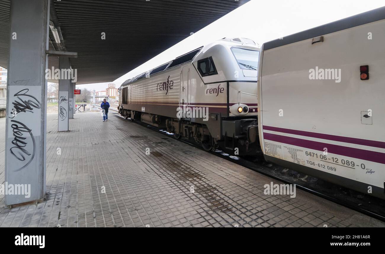 Der RENFE-Zug nach Galicien hielt am Bahnhof aufgrund des Sturms auf der Silberroute in Zamora, Spanien, an. Stockfoto