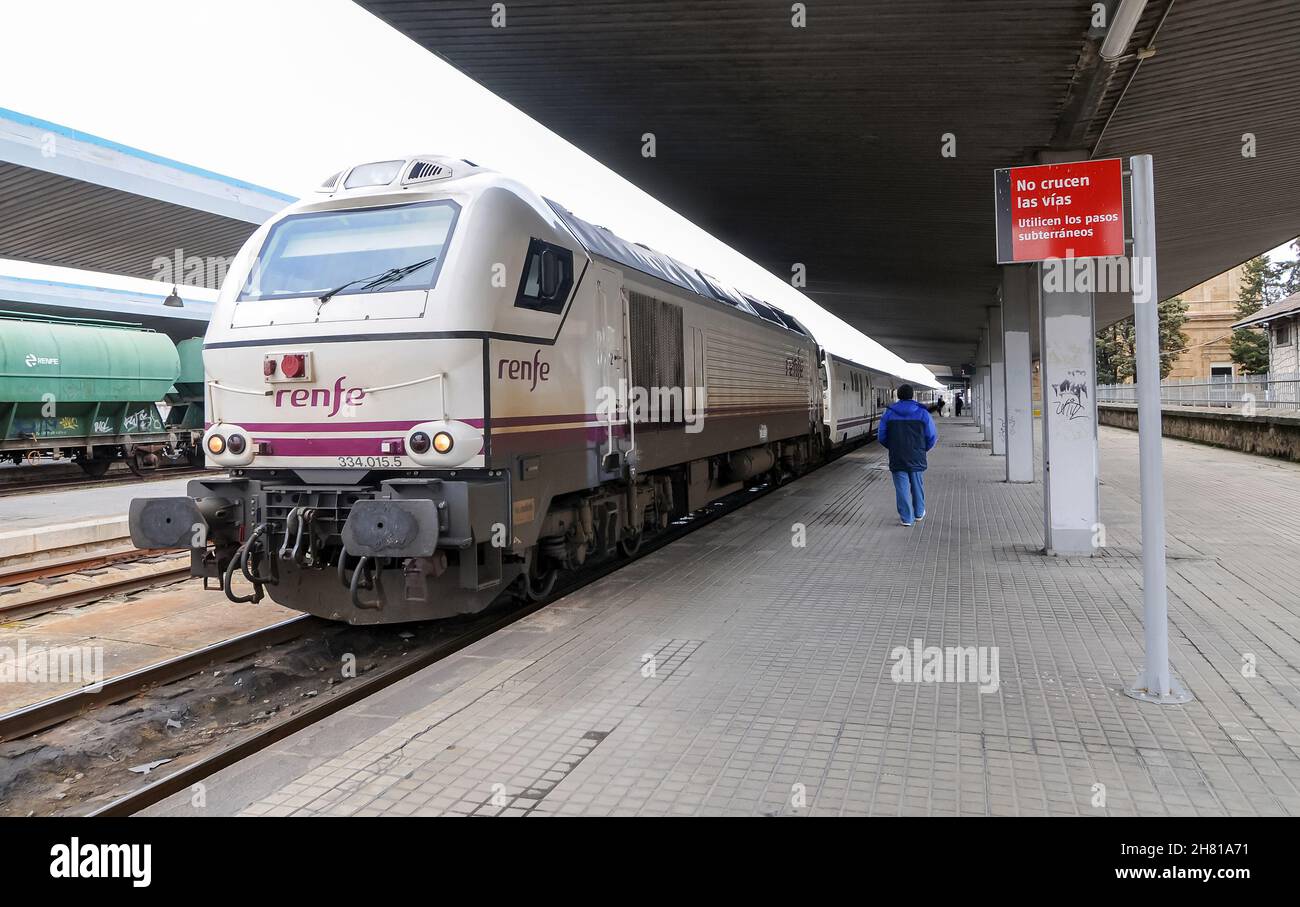 Der RENFE-Zug nach Galicien hielt am Bahnhof aufgrund des Sturms auf der Silberroute in Zamora, Spanien, an. Stockfoto