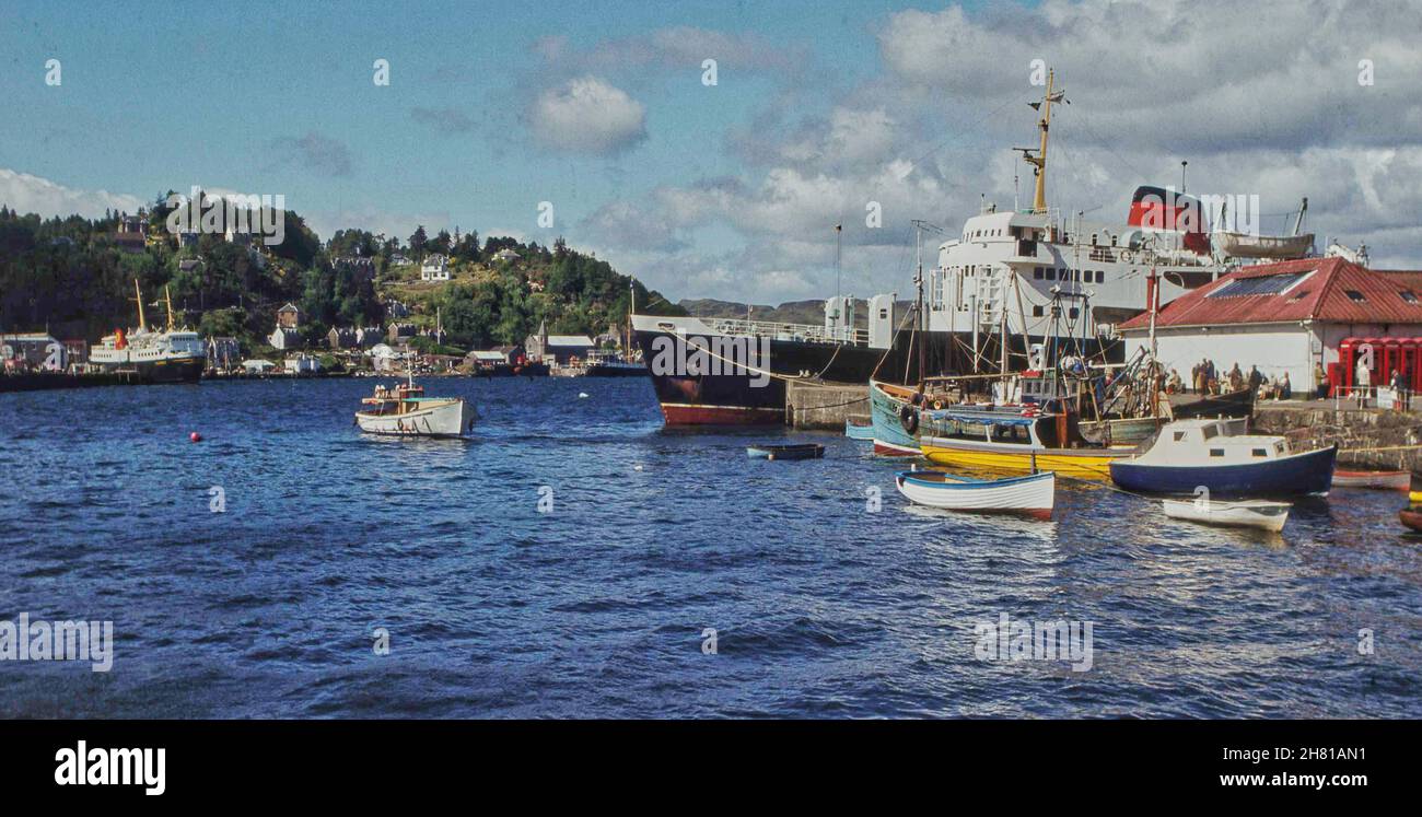 MV Columba am Obans North Pier 1970s mit der MV Caledonia im Blick. Stockfoto