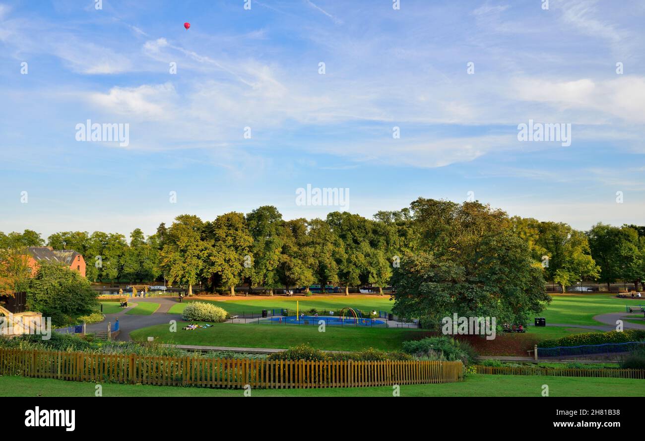 Bäume und Wasserpark in Evesham Abbey Park Worcestershire, Großbritannien mit Heißluftballon am Himmel Stockfoto