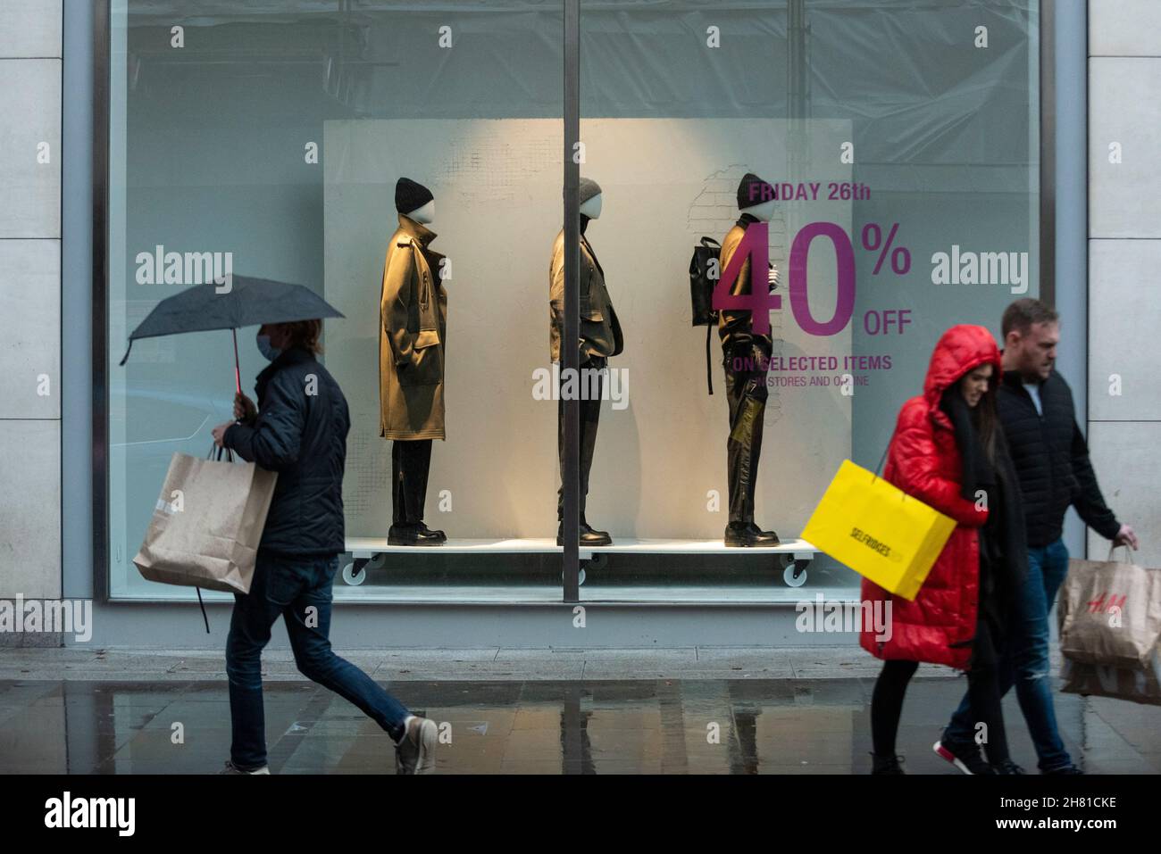 London, Großbritannien. 26. November 2021. Leute, die am Black Friday in der Oxford Street einkaufen. In den USA tritt der Black Friday am Tag nach Thanksgiving, in diesem Jahr am 26th. November, auf. Einige britische Einzelhändler haben auch begonnen, die Verkaufstaktik zu übernehmen, die Rabatte online und in physischen Geschäften anbietet. Allerdings, die berichtet hat, dass nicht alle Black Friday Angebote sind, was sie scheinen mit Artikeln angeboten billiger zu anderen Zeiten des Jahres. Außerdem haben einige Einzelhändler aufgrund von Lieferproblemen aufgrund der Pandemie und des Brexit Schwierigkeiten, Rabatte anzubieten. Kredit: Stephen Chung / Alamy Live Nachrichten Stockfoto