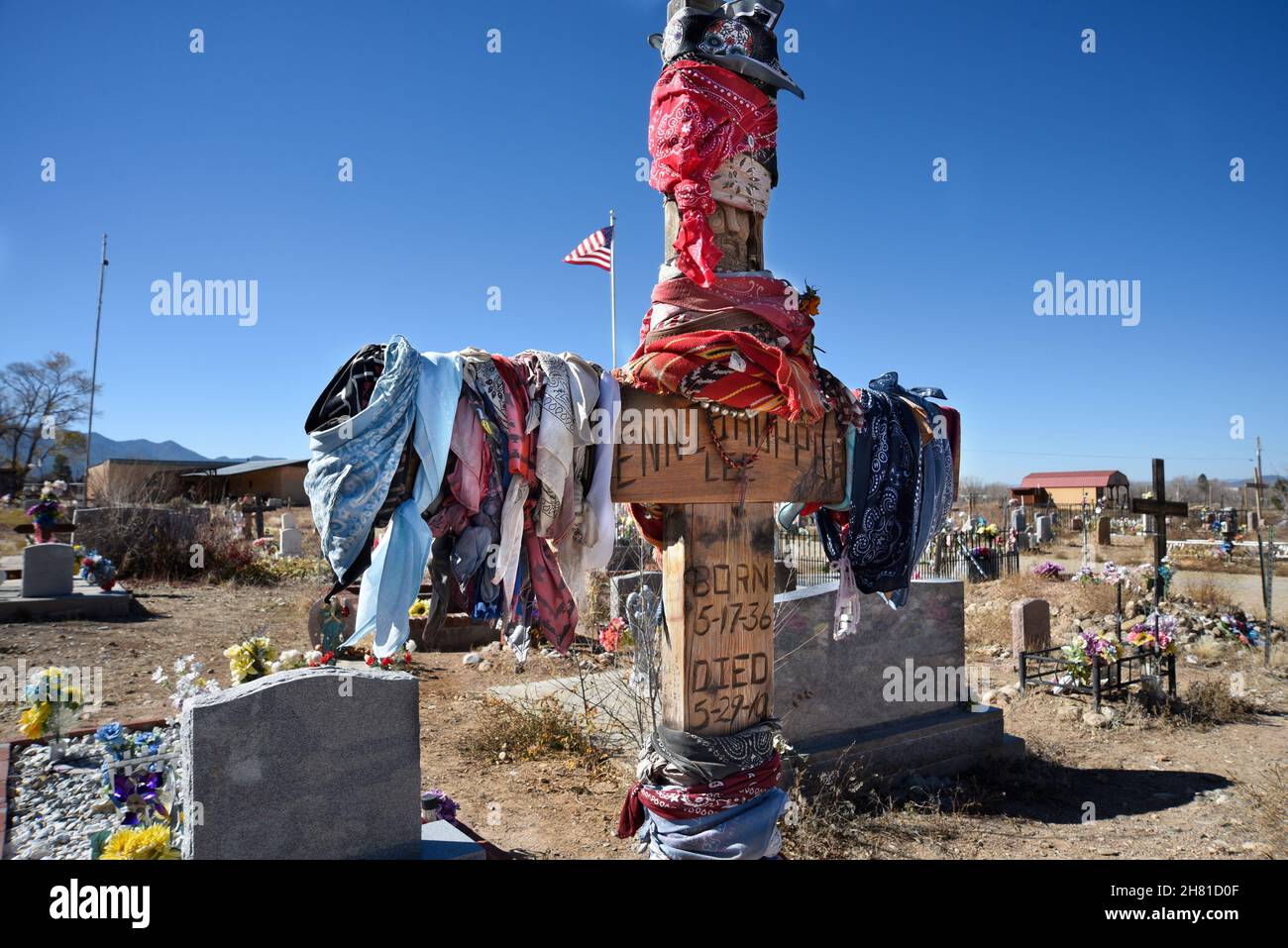 Das Grab des amerikanischen Schauspielers Dennis Hopper auf dem kleinen hispanischen Jesus Nazareno Friedhof in der Nähe von Taos, New Mexico. Stockfoto