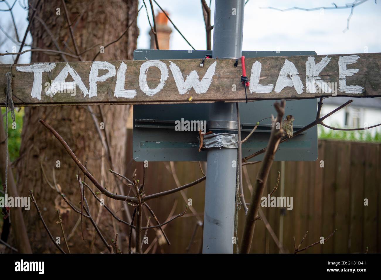 Taplow, Großbritannien. 26th. November 2021. Taplow Lake vor der A4 in Taplow. Nach der Tötung der „Lady in the Lake“ Shani Warren, deren Leichnam im April 1987 in Taplow Lake gefunden wurde, sollte der Rentner Donald Robertson heute vor dem High Wycombe Magistrate Court erscheinen. Er wurde wegen ihres Mordes angeklagt, jedoch nahm er wegen eines Ausbruchs von Covid-19 in dem Gefängnis, in dem er festgehalten wird, nicht an der Anhörung Teil. Sein Anwalt nahm an der Anhörung Teil, und es wurde kein Plädoyer für ihn eingereicht. Er wurde weiter zurückgestellt, um am Montag, den 29th. November, am Reading Crown Court in der Grafschaft von Rekshire zu erscheinen. Kredit: Maureen Stockfoto