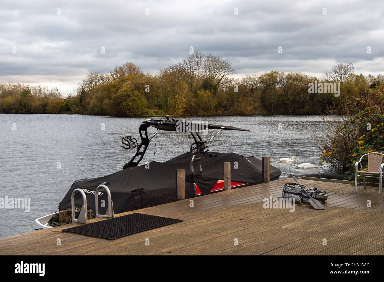 Taplow, Großbritannien. 26th. November 2021. Taplow Lake vor der A4 in Taplow. Nach der Tötung der „Lady in the Lake“ Shani Warren, deren Leichnam im April 1987 in Taplow Lake gefunden wurde, sollte der Rentner Donald Robertson heute vor dem High Wycombe Magistrate Court erscheinen. Er wurde wegen ihres Mordes angeklagt, jedoch nahm er wegen eines Ausbruchs von Covid-19 in dem Gefängnis, in dem er festgehalten wird, nicht an der Anhörung Teil. Sein Anwalt nahm an der Anhörung Teil, und es wurde kein Plädoyer für ihn eingereicht. Er wurde weiter zurückgestellt, um am Montag, den 29th. November, am Reading Crown Court in der Grafschaft von Rekshire zu erscheinen. Kredit: Maureen Stockfoto