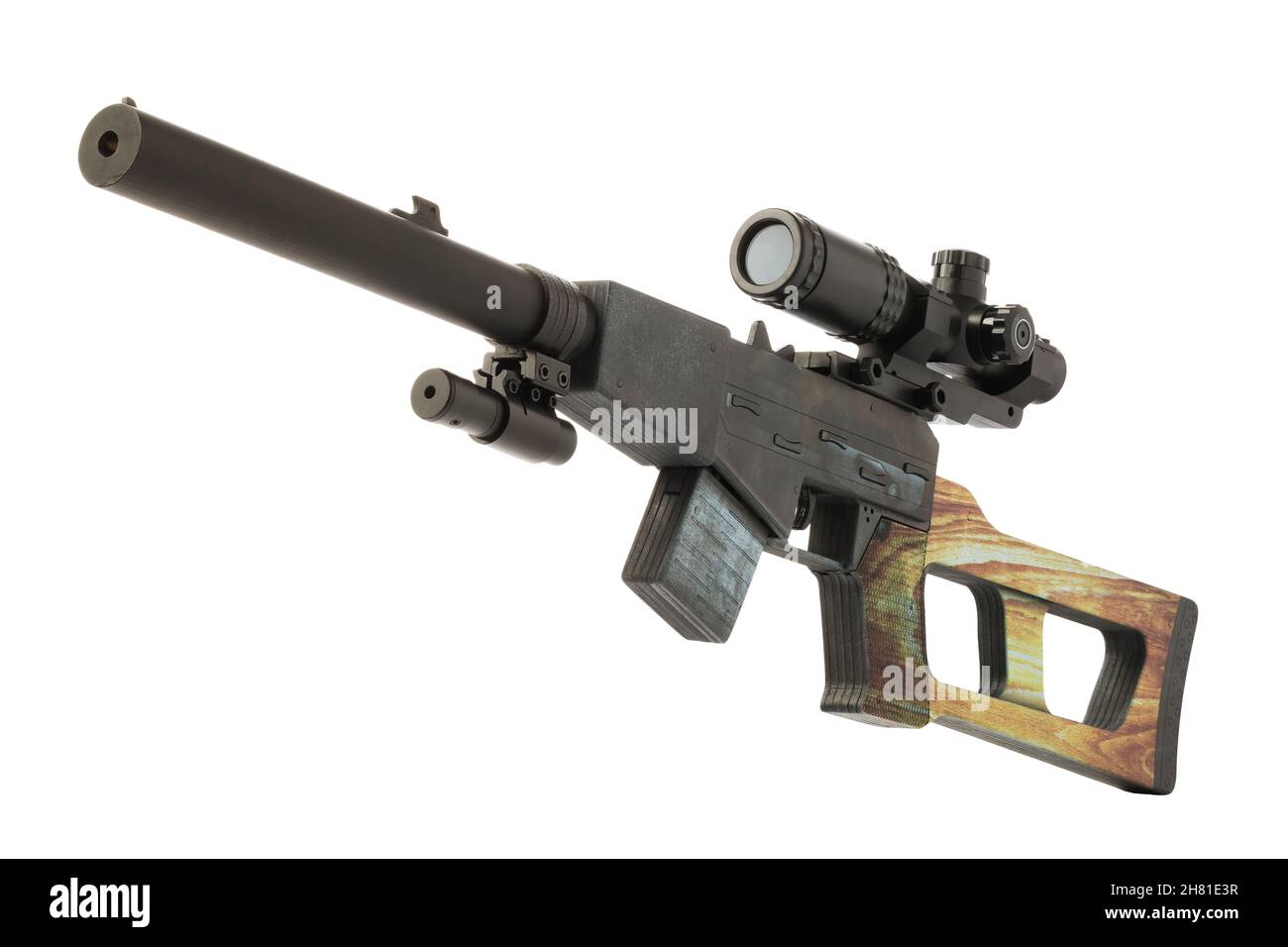 Spezielles Scharfschützengewehr aus Holz mit Teleskopsicht und Laserpointer isoliert auf weißem Hintergrund Stockfoto