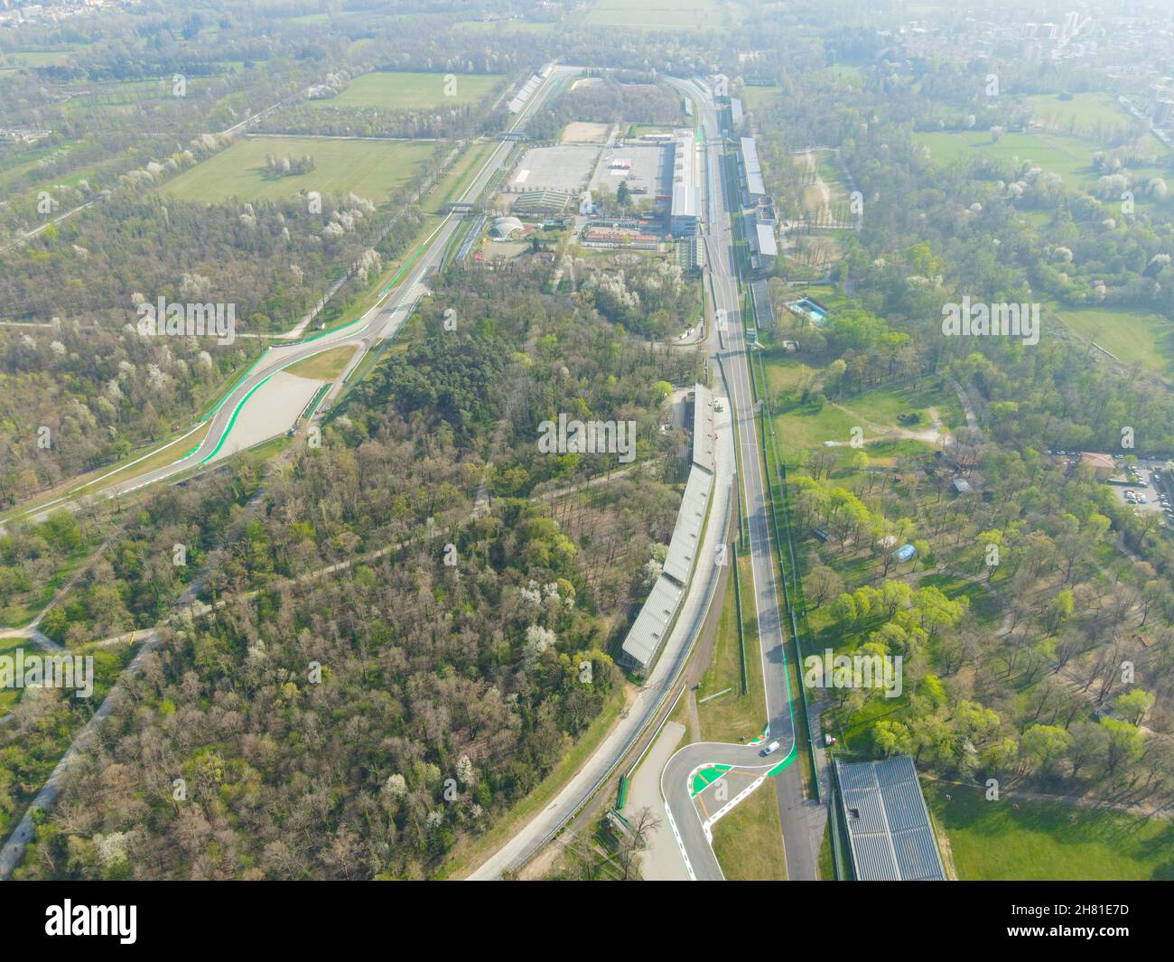 Luftaufnahme des Autodromo Nazionale von Monza, einer Rennstrecke in der Nähe der Stadt Monza, nördlich von Mailand, in Italien. Drohnenaufnahme von Monza. Stockfoto