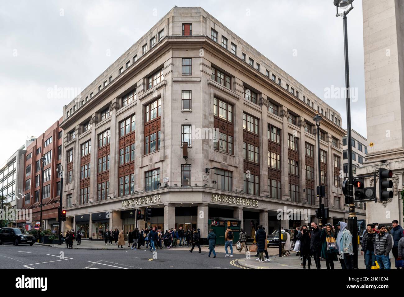 London, Großbritannien. 26. November 2021A Gesamtansicht der Außenansicht von Marks und Spencers Flaggschiff auf der Oxford Street in der Nähe von Marble Arch. Das 90 Jahre alte Geschäft des Einzelhändlers wird abgerissen und durch ein neunstöckiges Gebäude ersetzt, das eine Mischung aus Einzel- und Büroflächen bietet, nachdem die Baugenehmigung vom gemeinderat genehmigt wurde. Kredit: Stephen Chung / Alamy Live Nachrichten Stockfoto