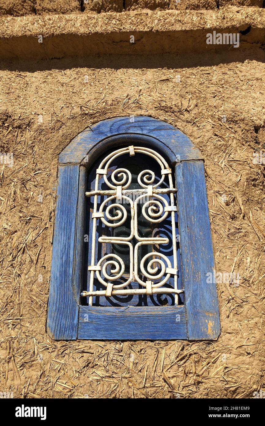 Vertikale Aufnahme eines Vintage-Fensters in Merzouga, Marokko Stockfoto