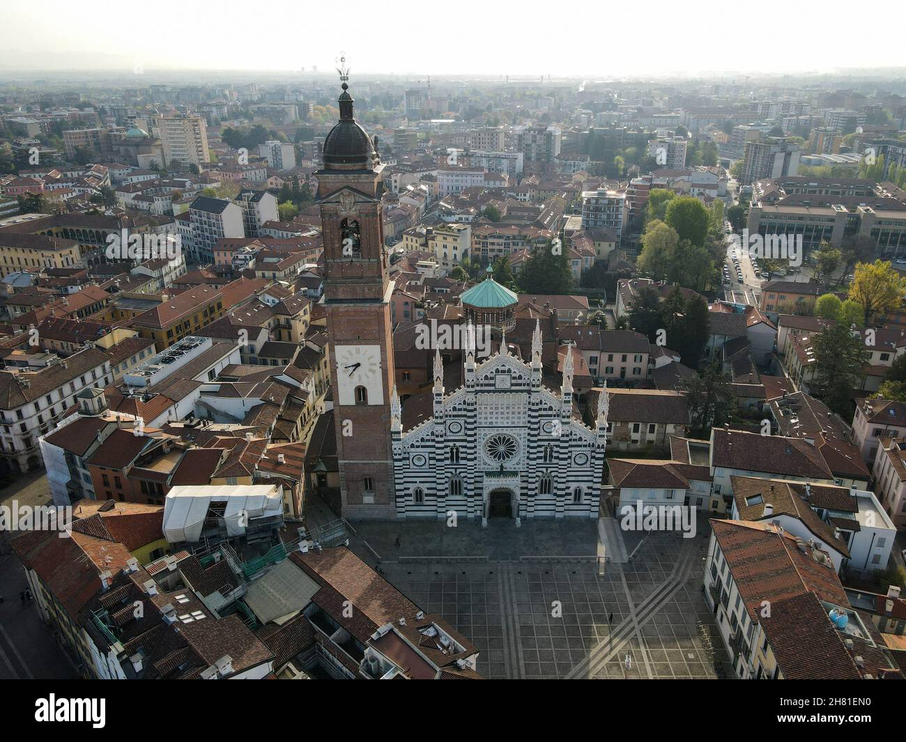 Luftaufnahme der Fassade des antiken Doms in Monza (Kathedrale von Monza). Drohnenfotografie des Hauptplatzes mit Kirche in Monza in Norditalien Stockfoto