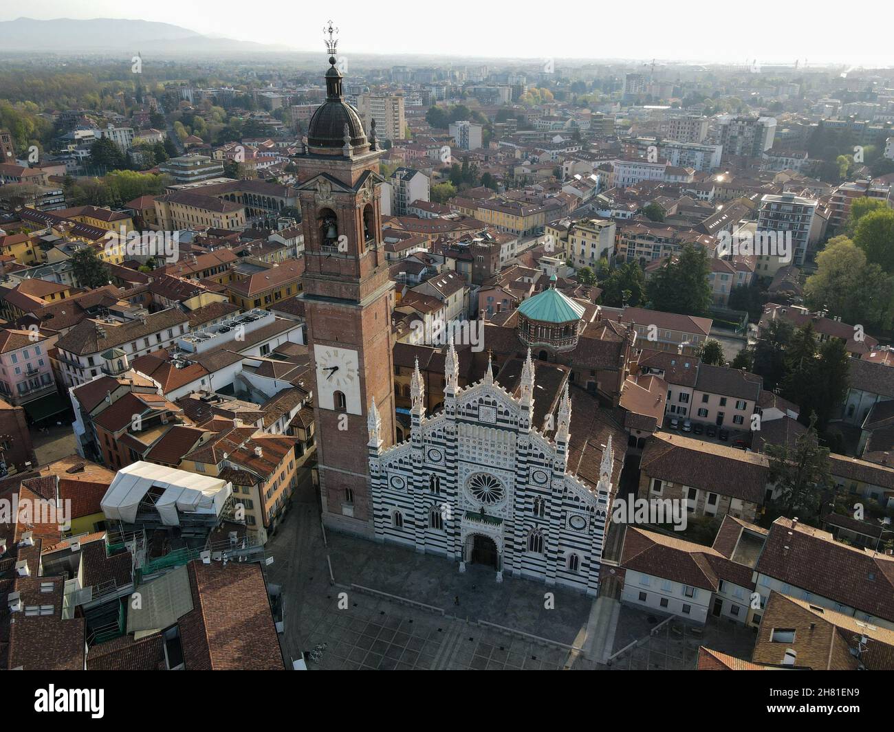 Luftaufnahme der Fassade des antiken Doms in Monza (Kathedrale von Monza). Drohnenfotografie des Hauptplatzes mit Kirche in Monza in Norditalien Stockfoto