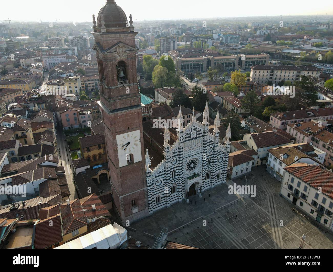 Luftaufnahme der Fassade des antiken Doms in Monza (Kathedrale von Monza). Drohnenfotografie des Hauptplatzes mit Kirche in Monza in Norditalien Stockfoto