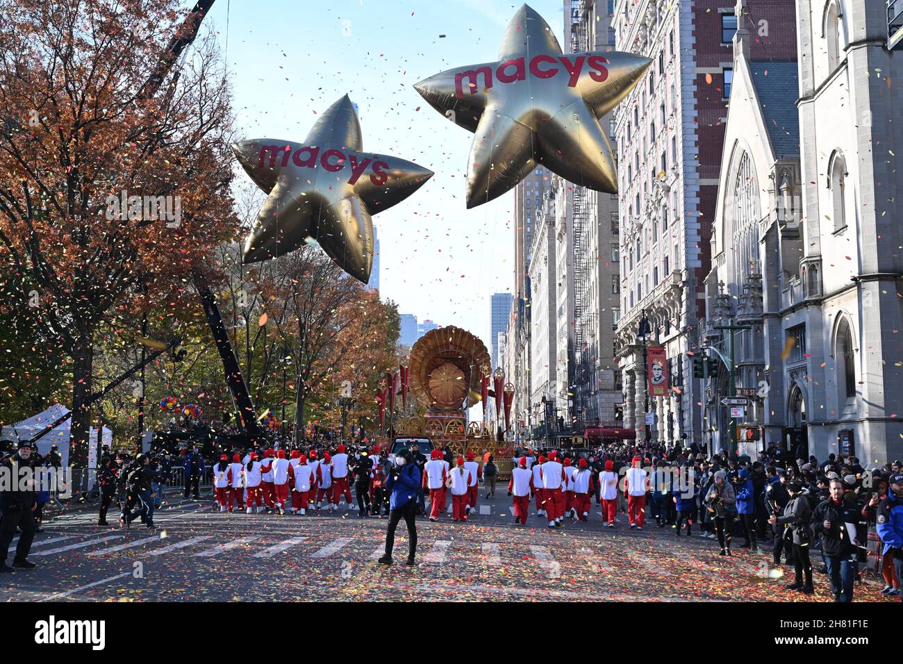 Menschen nehmen an der jährlichen Macy's Thanksgiving Day Parade 95th am 25. November 2021 in New York Teil. Stockfoto