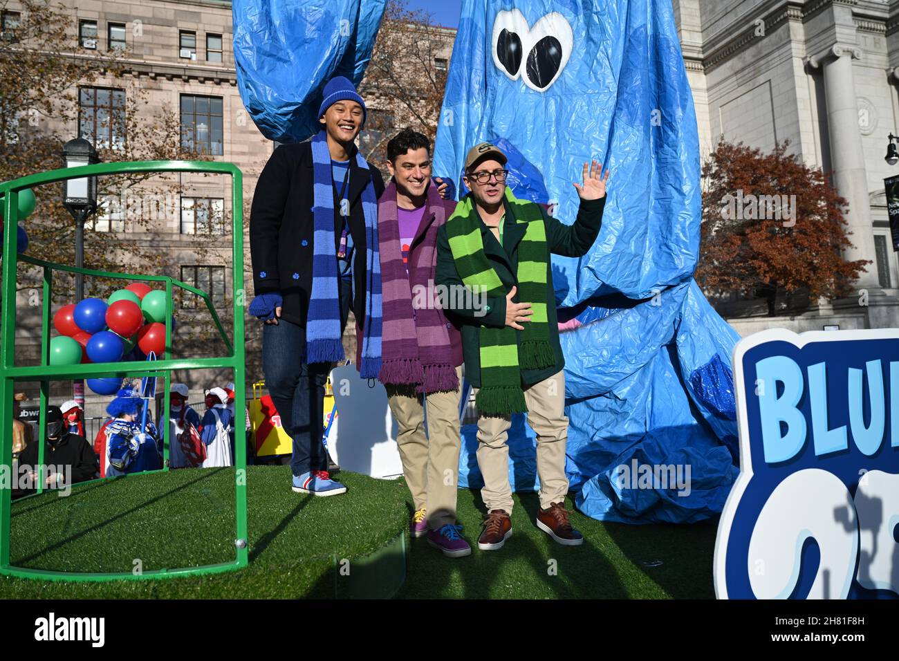 „Blue’s Clues & You!“ Gastgeber Josh Dela Cruz und die ehemaligen Gastgeber von „Blue’s Clues“ Steve Burns und Donovan Patton während des jährlichen Macy's Thanschgi 95th Stockfoto