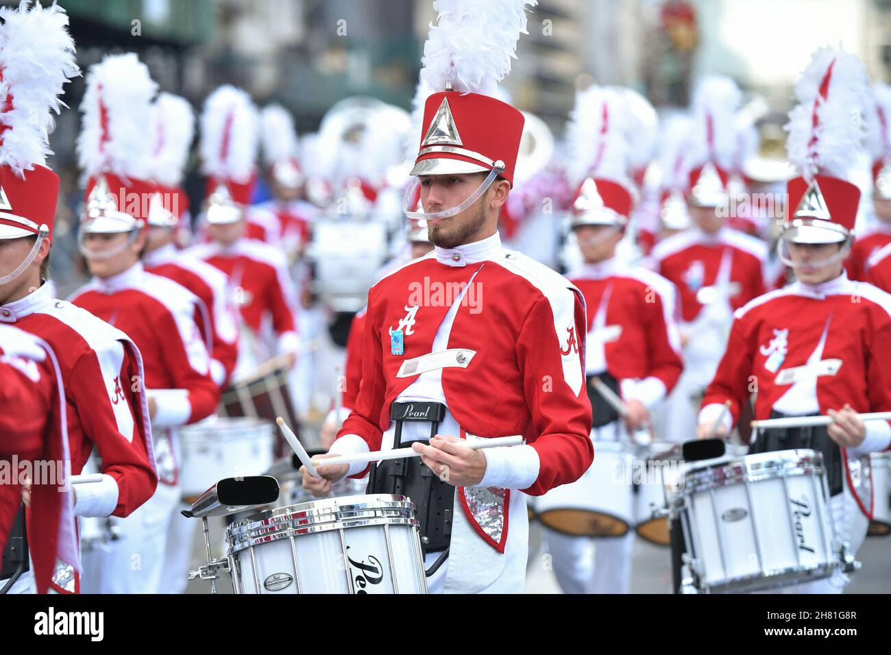Marschkapellen nehmen an der jährlichen Macy's Thanksgiving Day Parade 95th in New York Teil. Stockfoto