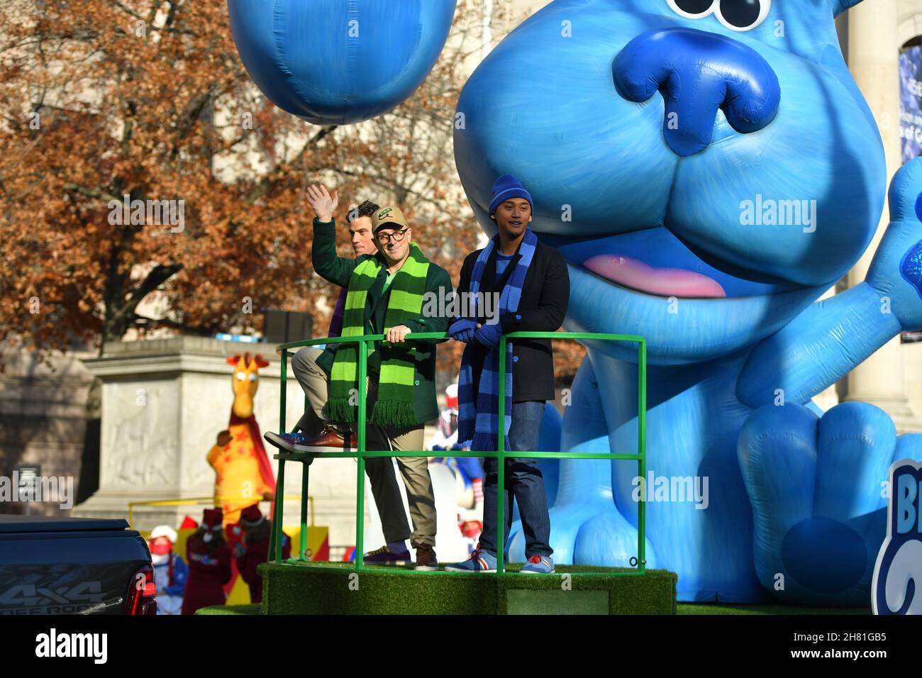 „Blue’s Clues & You!“ Gastgeber Josh Dela Cruz und die ehemaligen Gastgeber von „Blue’s Clues“ Steve Burns und Donovan Patton während des jährlichen Macy's Thanschgi 95th Stockfoto