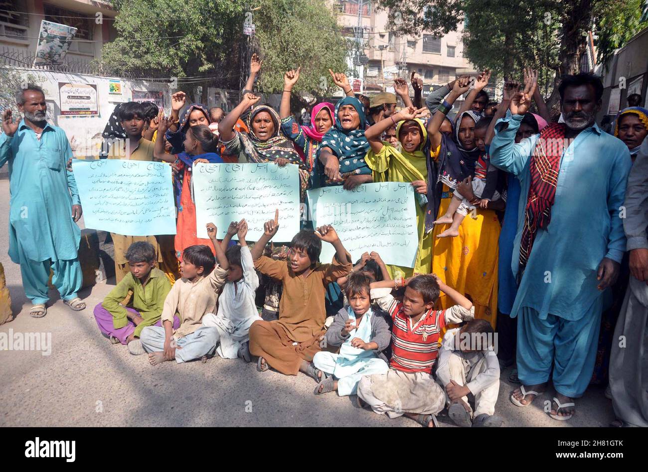 Hyderabad, Pakistan. 26th. November 2021. Die Bewohner von Tardo Allahyar veranstalten am Freitag, den 26. November 2021, im Hyderabad-Presseclub eine Protestdemonstration gegen die hohe Händigkeit einflussreicher Menschen. Kredit: Asianet-Pakistan/Alamy Live Nachrichten Stockfoto