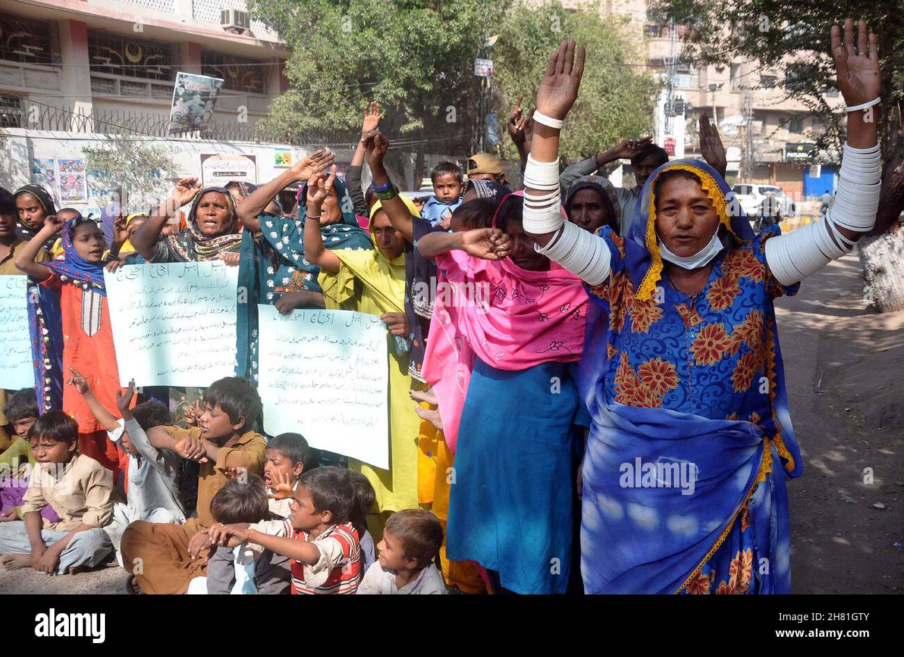 Hyderabad, Pakistan. 26th. November 2021. Die Bewohner von Tardo Allahyar veranstalten am Freitag, den 26. November 2021, im Hyderabad-Presseclub eine Protestdemonstration gegen die hohe Händigkeit einflussreicher Menschen. Kredit: Asianet-Pakistan/Alamy Live Nachrichten Stockfoto