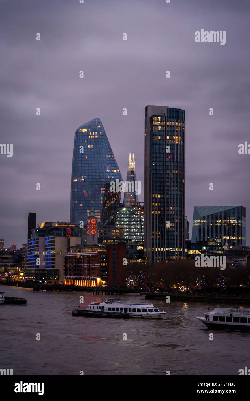 Blick auf die Southbank mit der Vase oder das Boomerang-Gebäude und den Shard, London, England, Großbritannien Stockfoto