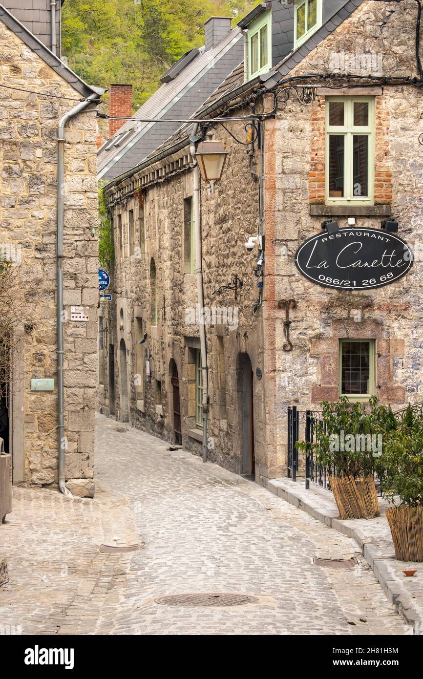 Gepflasterte Straße im historischen Stadtzentrum von Durbuy, Belgien. Stockfoto
