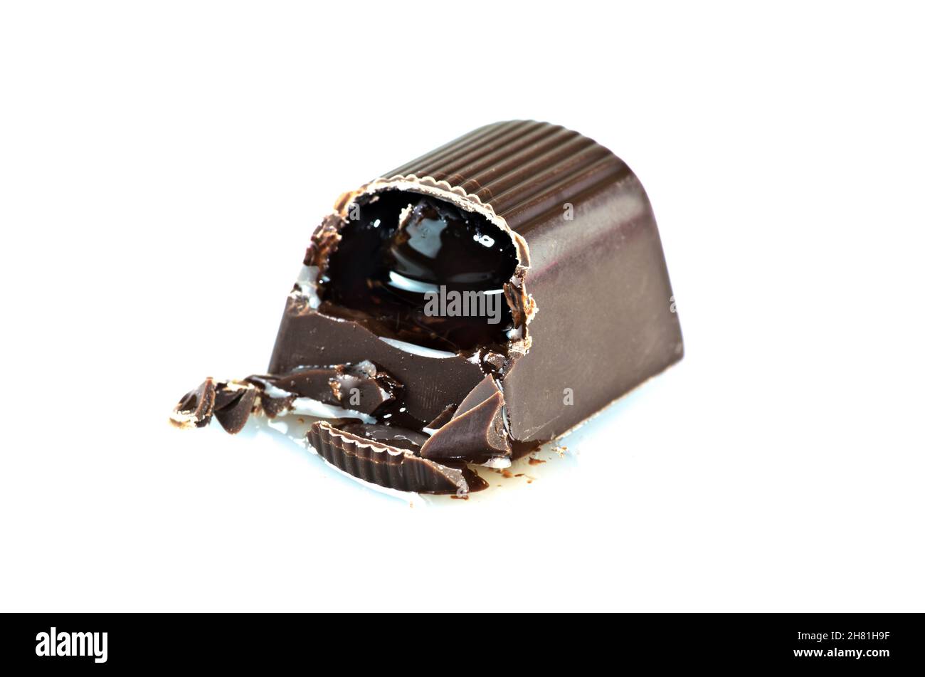 Süßigkeiten mit Süßkirsche, Schokolade und Sirup Liköre auf weißem Hintergrund Stockfoto