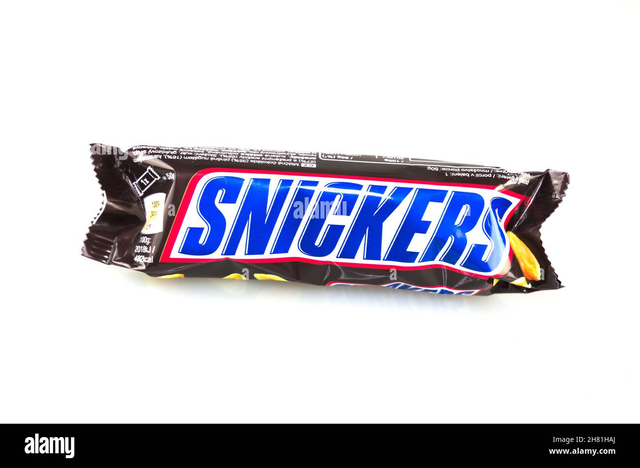 Mnichovo Hradiste / Tschechische republik - 09. Februar 2018: Ungeöffnetes Schokoriegel von Snickers, hergestellt von Mars Inc., abgebildet über einem schlichten weißen Backgroun Stockfoto