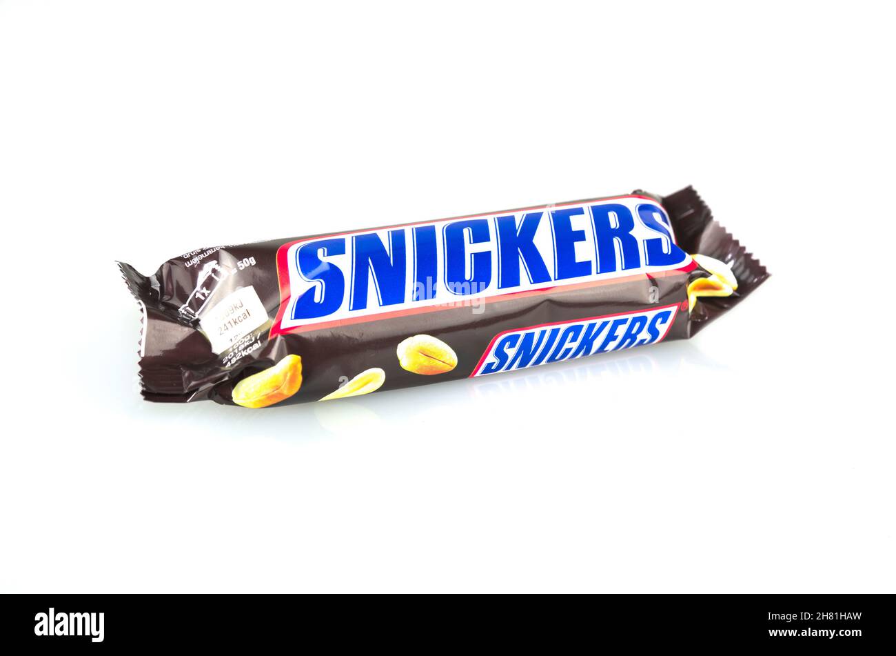 Mnichovo Hradiste / Tschechische republik - 09. Februar 2018: Ungeöffnetes Schokoriegel von Snickers, hergestellt von Mars Inc., abgebildet über einem schlichten weißen Backgroun Stockfoto