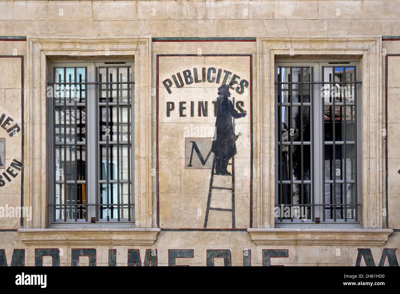 Alte Wandwerbung oder Werbung mit Schilder auf der Fassade ehemaliger Drucker in der Altstadt von Avignon Provence Frankreich Stockfoto