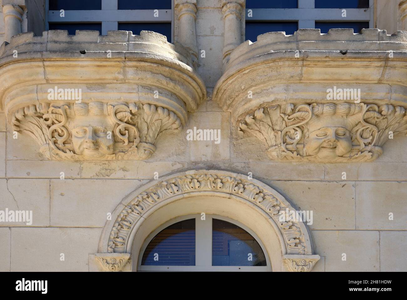 Fassadenfenster und Skulpturen Details zur Nordfassade des Chateau de la Buzine (1867-1869) Marseille. Im Besitz von Marcel Pagnol von 1941-1973. Stockfoto
