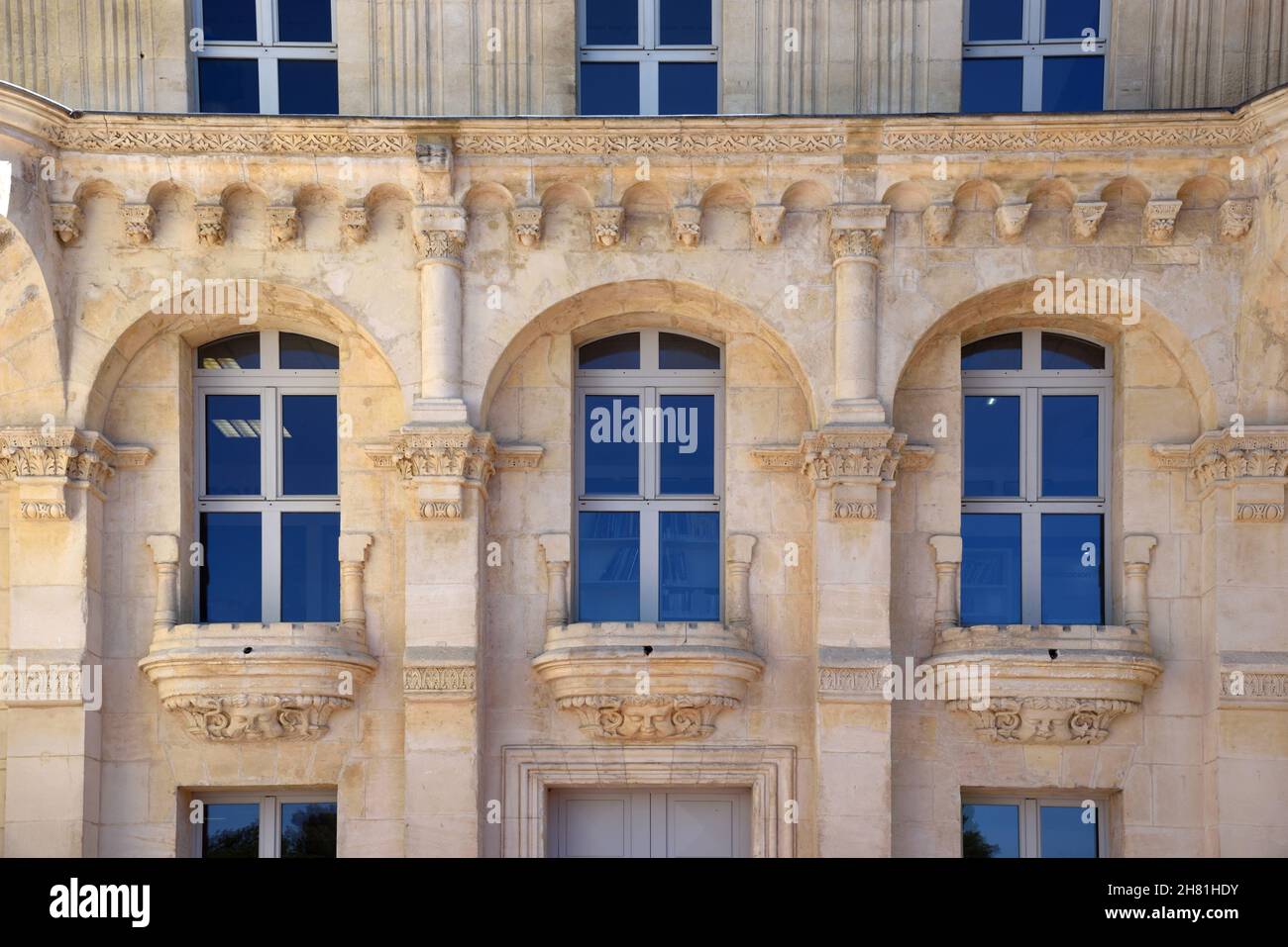 Fassadenfenster und Skulpturen Details zur Nordfassade des Chateau de la Buzine (1867-1869) Marseille. Im Besitz von Marcel Pagnol von 1941-1973. Stockfoto