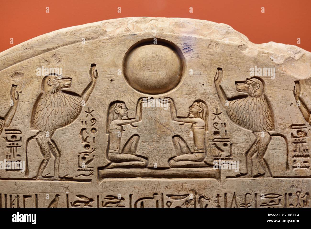 Detail der alten ägyptischen Stele, die Ossiris & Gottheiten gewidmet ist, mit Sonnenanbetung und zwei heiligen Pavianen (c1294-1279BC) aus der Regierungszeit des Pharao Set 1 Stockfoto