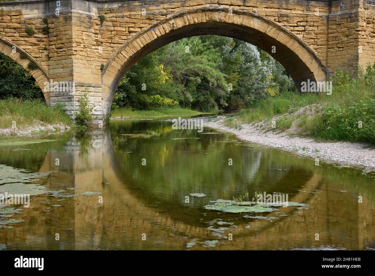 Mittelalterliche Steinbrücke oder Bogenbrücke über den Fluss Ouvèze in Bedarrides, Bédarrides-Brücke, Vaucluse Provence Frankreich Stockfoto